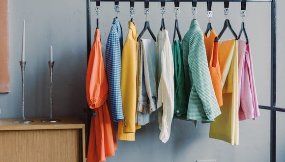 14 trucos para colgar la ropa en el armario y que te quepa todo