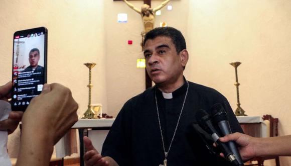 El obispo católico nicaragüense Rolando Álvarez habla con la prensa en la iglesia Santo Cristo de Esquipulas en Managua.