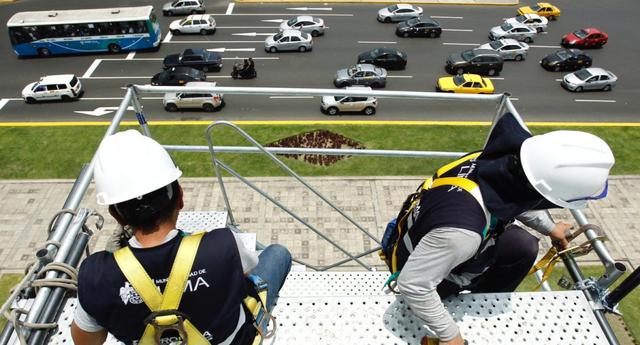 Los técnicos realizan el estudio en andamios para alcanzar la estructura que mide más de 20 metros de altura. (FOTO: Leandro Britto/GEC)