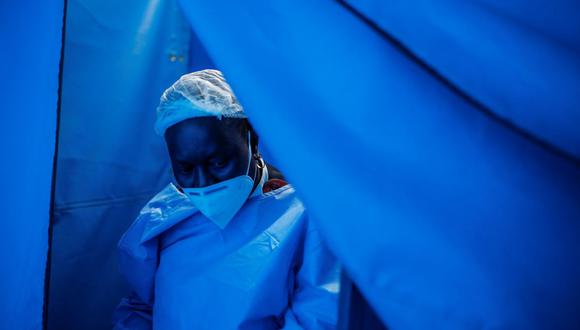 La enfermera Salomé Nkoana, gerente operativa interina de la sala COVID-19 del Hospital Tembisa, en Sudáfrica, en una imagen del 2 de marzo de 2021. (GUILLEM SARTORIO / AFP).
