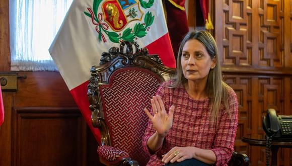 La titular del Poder Legislativo recordó que fue a pedido de la bancada Perú Libre, tras el fallecimiento de su parlamentario Fernando Herrera, que se suspendió el debate el 25 de octubre. | Foto: GEC