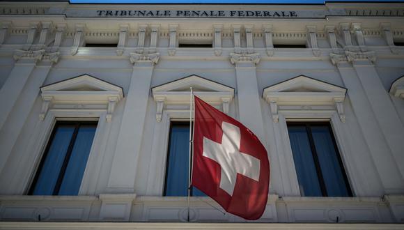 Una bandera suiza flota frente al Tribunal Penal Federal de Suiza en la ciudad de Bellinzona, en el sur de Suiza, el 8 de julio de 2022.  (Foto de Fabrice COFFRINI / AFP)