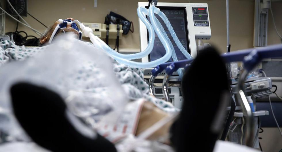 Imagen referencial. Un paciente recientemente transportado desde un hogar de ancianos está conectado a un ventilador en la sala de emergencias, en el Hospital St. Joseph en Yonkers, Nueva York. (Foto: AP/John Minchillo).