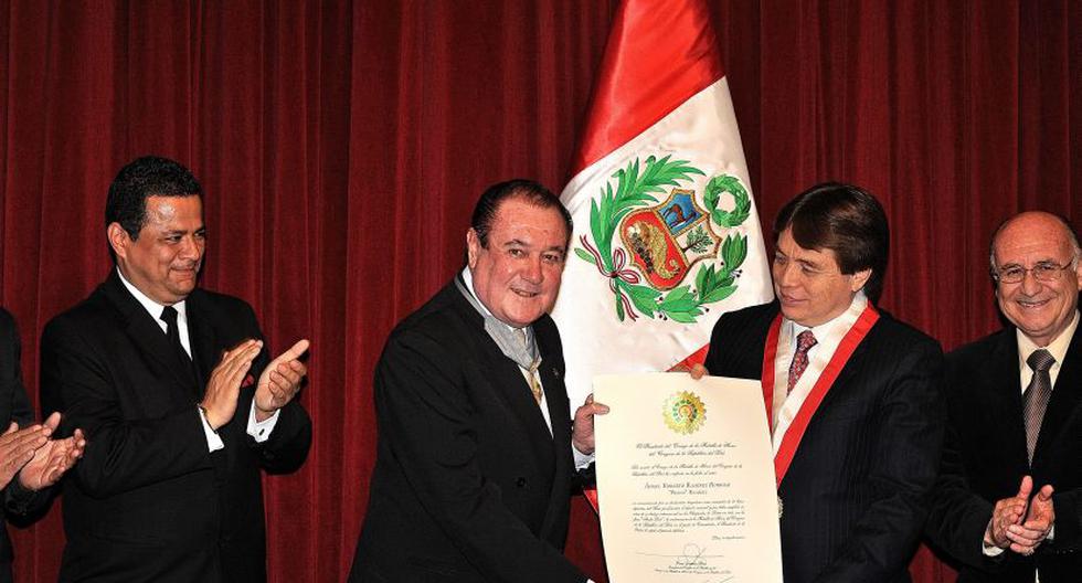 Roberto 'Pecoso' Ramírez siendo condecorado por el Congreso. (Foto: EFE)
