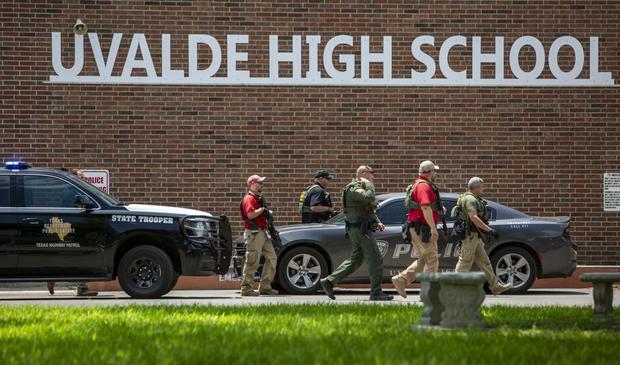 El personal policial se encuentra frente a la Escuela Primaria Robb luego de un tiroteo, el martes 24 de mayo de 2022, en Uvalde, Texas. (Foto AP/Dario López-Mills).