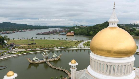 Mezquitas doradas y letreros árabes reciben a los visitantes que ingresan a la pequeña nación de Brunéi.