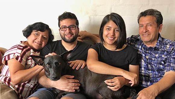 Elit, Diego, Sol y Genero Moscoso, orgullosísimos de haberle dado a Morita la oportunidad de cambiar albergue por un amoroso hogar . (Foto: Andrea Carrión)