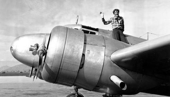 La foto del 10 de marzo de 1937 muestra a Earhart sobre su Lockheed 10 Electra antes de partir de Oakland, California. Fallas en la nave hicieron que su viaje no se inicie el 17 de marzo sino 76 días después. (Foto: AP)