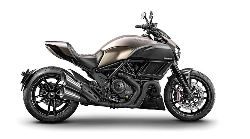 DUCATI DIAVEL: La muscle bike de Ducati brillar&aacute; entre la llamativa gama de modelos de la marca italiana. De dise&ntilde;o poderoso por donde se le mire, la Diavel combina confort con deportividad. Cuenta con un poderoso motor de 1.198 cc que gene