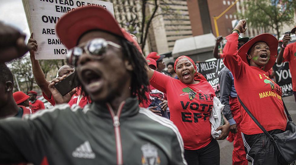 Miles de personas se concentraron en las calles de Pretoria para exigir la salida del presidente de Sud&aacute;frica, Jacob Zuma. (REUTERS)