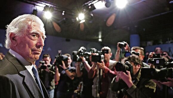 Mario Vargas Llosa se convertirá en el primer miembro de la institución en no haber escrito en lengua francesa. (Foto: AP)