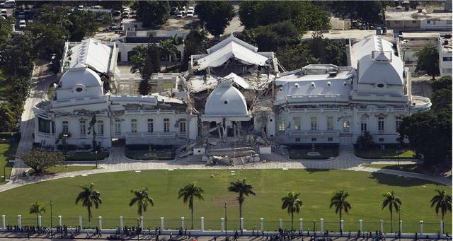Destrucción del palacio presidencial en Puerto Príncipe tras un devastador terremoto el 12 de enero del 2010 en Haití. (Foto: AP).