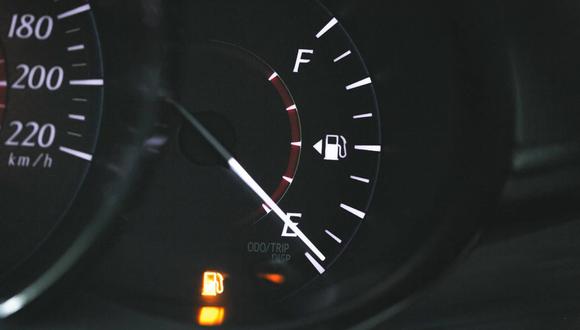 Revisar el indicador de combustible y el truco para saber en qué lado está el depósito del auto