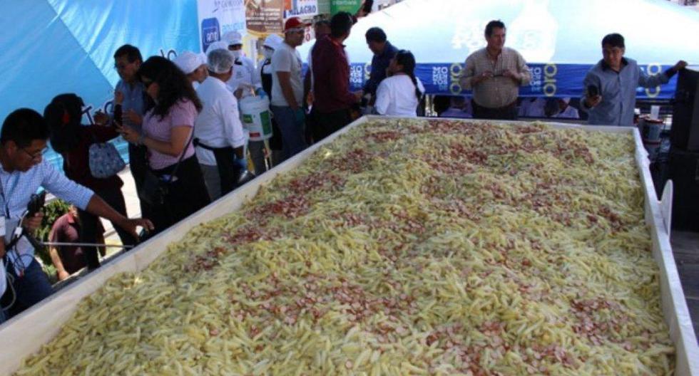 Para superar el reto de la salchipapa más grande sel mundo se utilizaron 1,600 kilos de papa y 150 kilos de salchicha ahumada. (Foto: Andina)