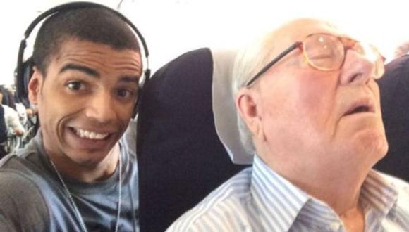 Fue condenado por tomarse un selfie con político que dormía