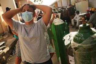 Desesperación de familiares de pacientes en el Hospital Regional de Iquitos ante la falta de balones de oxígeno. (Foto AFP)