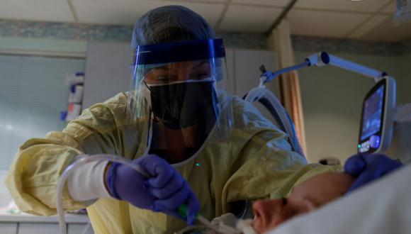 El personal médico trata a un paciente con enfermedad por coronavirus en su sala de aislamiento en la Unidad de Cuidados Intensivos (UCI) en el Hospital Western Reserve en Cuyahoga Falls, Ohio. (Foto: REUTERS/Shannon Stapleton).