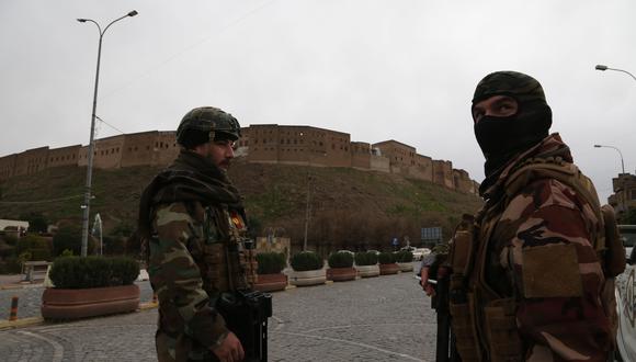 Combatientes Peshmerga hacen guardia en el centro de Erbil después del lanzamiento de Irán de una serie de misiles contra bases en Iraq que albergan tropas de la Coalición lideradas por Estados Unidos. (EFE / EPA / GAILAN HAJI).