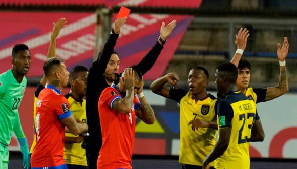 Arturo Vidal fue expulsado en el partido entre Chile vs. Ecuador | Foto: EFE.