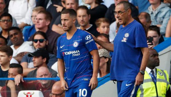 Hazard recibiendo las indicaciones de Sarri antes de un partido de Premier League. (Foto: AP)