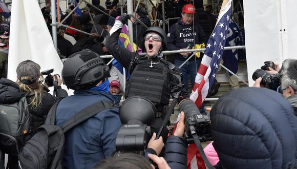 Un hombre grita en medio del asalto al Capitolio en Washington, Estados Unidos, el 6 de enero de 2021. (Joseph Prezioso / AFP).