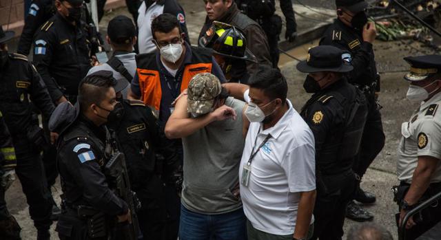 Un hombre (centro) llora al reconocer el cuerpo de su familiar, el piloto de una avioneta accidentada hoy, en Ciudad de Guatemala. (EFE/ Esteban Biba).