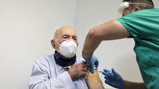 Sami Modiano, sobreviviente al campo de exterminio de Auschwitz, recibió la vacuna contra el COVID-19 en Italia