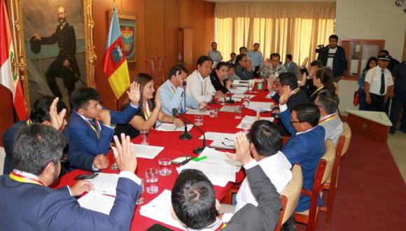 Durante la sesión de concejo estuvieron presentes un grupo de comerciantes formales del complejo de mercado, transportistas y vecinos (Foto: Ralph Zapata)