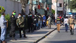 Policías forman largas colas para pasar pruebas de descarte de COVID-19 en el hospital Augusto B. Leguía