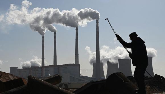 Un trabajador usa un soplete para cortar tubos de acero cerca de la central eléctrica de carbón Datang International Zhangjiakou en Zhangjiakou, una de las ciudades sede de los Juegos Olímpicos de Invierno de 2022, en la provincia norteña de Hebei, China. (Foto de GREG BAKER / AFP)