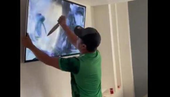 Mundial Qatar 2022: aficionado destroza su televisor con cuchillo tras eliminación de México. (Captura de video).