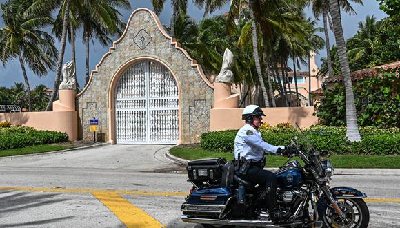 Los agentes de la ley locales se ven frente a la casa del expresidente Donald Trump en Mar-A-Lago en Palm Beach, Florida, el 9 de agosto de 2022. (Foto de Giorgio Viera / AFP)
