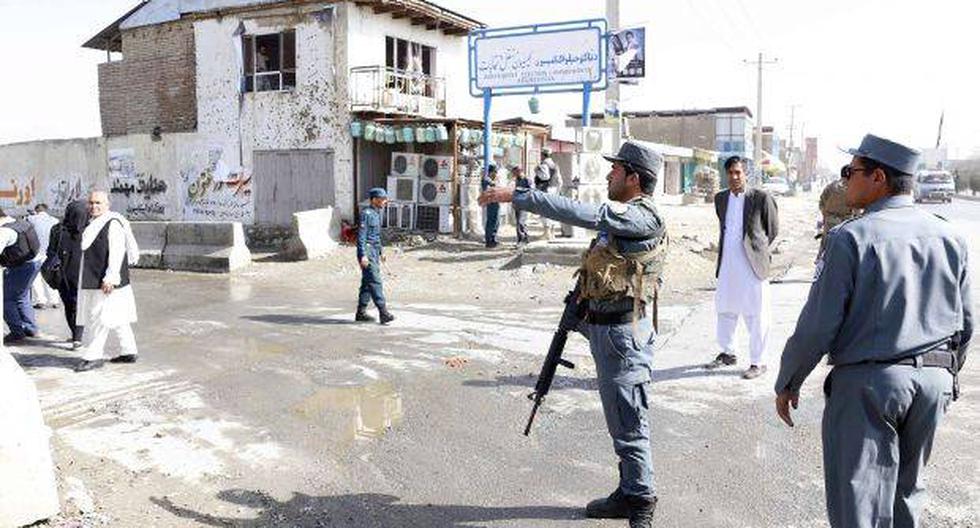 Agentes de seguridad afganos inspeccionan el lugar donde se ha producido un ataque con bomba a las puertas de la Comisión Electoral en Kabul. (Foto: EFE)