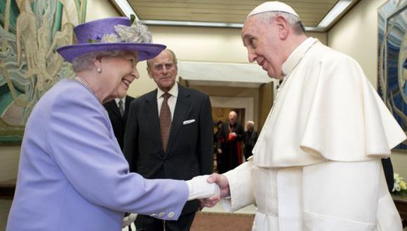 Reina Isabel II y el papa Francisco. (Foto: Reuters)