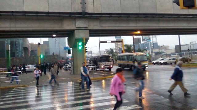 WhatsApp: peatones imprudentes suben a buses en movimiento - 4