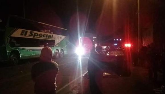 Según testigos, el auto colisionó de manera frontal contra el bus de la empresa Special Tours, de matrícula B5Y- 958, que se trasladaba de Huaraz a Lima (Foto: Robin Ipanaqué)