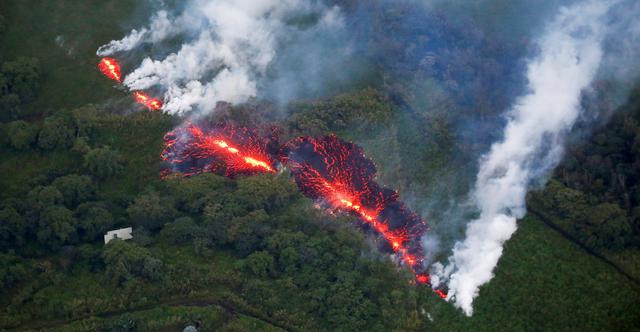 Una nueva grieta volcánica en la isla más grande de Hawai desató una erupción de gases y lava, haciendo que funcionarios ordenen más evacuaciones mientras se prevé que el volcán Kilauea tenga una enorme erupción.
