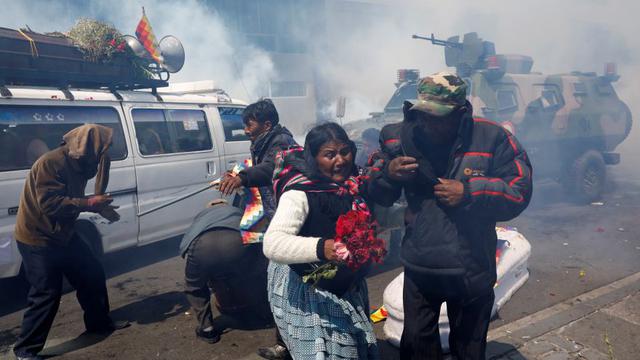 Los partidarios del expresidente boliviano Evo Morales se alejan de los ataúdes de las personas que dicen fueron asesinadas durante recientes enfrentamientos con las fuerzas de seguridad en Senkata. (Foto: Reuters).
