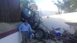 Camioneta terminó empotrada en hotel del balneario de Zorritos