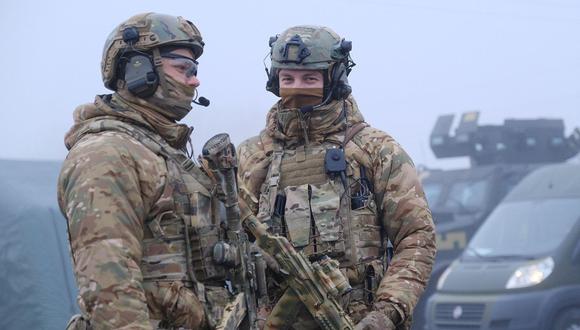 Militares ucranianos hacen guardia durante el intercambio de prisioneros con los separatistas prorrusos. (Yevgen Honcharenko / Pool vía REUTERS).
