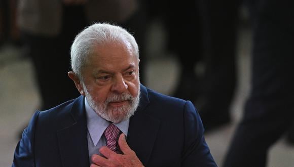 El presidente de Brasil, Luiz Inácio Lula da Silva, llega a la ceremonia de toma de posesión del nuevo ministro de Turismo, Celso Sabino, en el Palacio de Planalto, en Brasilia, Brasil, el 3 de agosto de 2023. (Foto de Andre Borges / EFE)