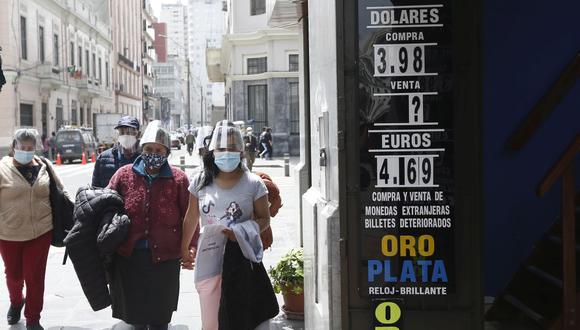 En el mercado paralelo o casas de cambio de Lima, el tipo de cambio se cotizaba a S/3,920 la compra y S/3,960 la venta de cada dólar. (Foto: Jorge Cerdán / GEC)