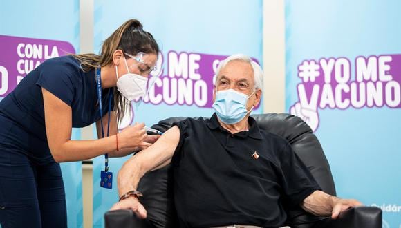 El presidente de Chile, Sebastián Piñera, recibe la cuarta dosis de la vacuna contra el coronavirus covid-19 en un centro de vacunación en la comuna de Futrono. (EFE/Presidenca de Chile).