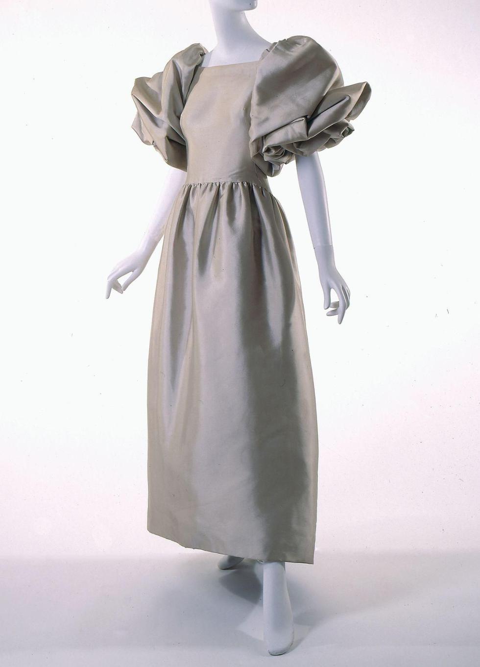 Motivada por la entonces editora de Vogue, Diana Vreeland, la diseñadora lanzó su primera colección en 1981. Este vestido de noche, en tono crudo y elaboradas mangas abullonadas fue la pieza más impresionante de aquella memorable colección de otoño. (Foto: FIT)