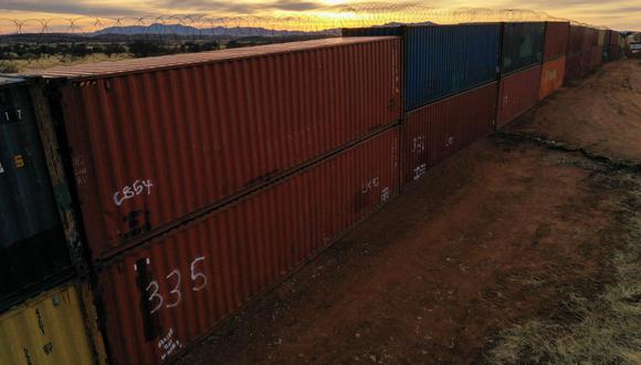 Una imagen aérea muestra el muro fronterizo construido con contenedores de envío y rematado con alambre de púas construido en terrenos federales por el gobernador republicano de Arizona Doug Ducey. (PATRICK T. FALLON / AFP).