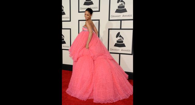 Rihanna siempre se ha caracterizado por imponer moda, como también por arriesgar con nuevas tendencias. En el 2015 lució un vestido de falda de dos capas con mucho volumen. (Foto: AFP)