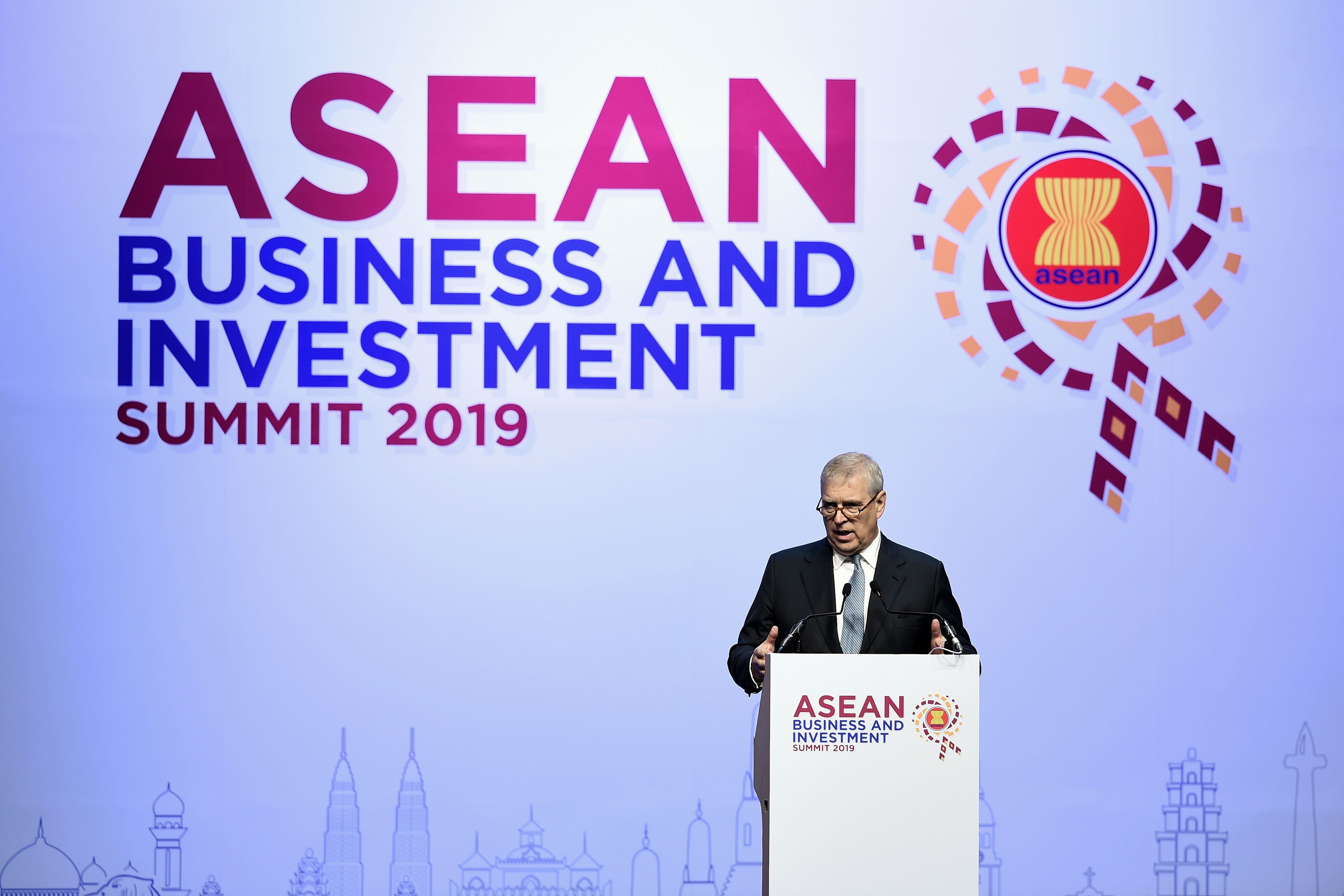 El príncipe Andrés durante la Cumbre de Negocios e Inversiones ASEAN, celebrada en Bangkok este año. (AFP)