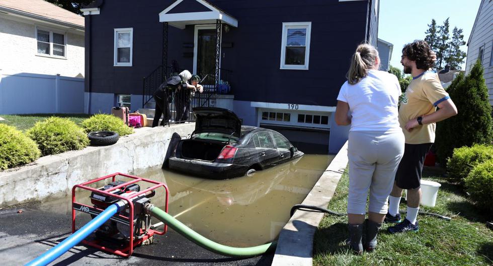 Un automóvil se encuentra en el garaje inundado de una casa después de una noche de fuertes vientos y lluvia de los restos del huracán Ida en Mamaroneck, Nueva York. (KENA BETANCUR / AFP).
