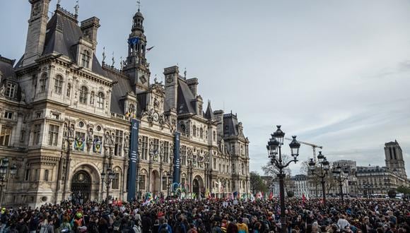 Cientos de personas se reúnen frente al ayuntamiento de París durante una manifestación contra la violencia policial en París, Francia, el 30 de marzo de 2023. (Foto de EFE/EPA/CHRISTOPHE PETIT TESSON)
