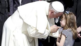 Lizzy, la niña que visitó al Papa antes de quedar ciega y sorda